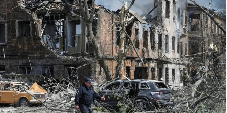 Consequences of a rocket attack on a polyclinic in Dnipro, May 26, 2023 (Photo: REUTERS/Mykola Synelnykov)