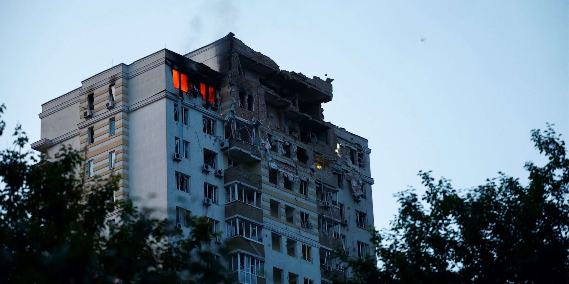 Внаслідок атаки РФ загорівся житловий будинок у Києві (Фото: REUTERS/Valentyn Ogirenko)