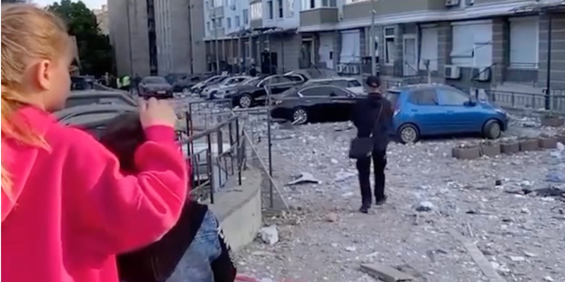 Алиса и Марко смотрят за разрушениями от российского дрона (Фото: Скриншот видео Instagram)