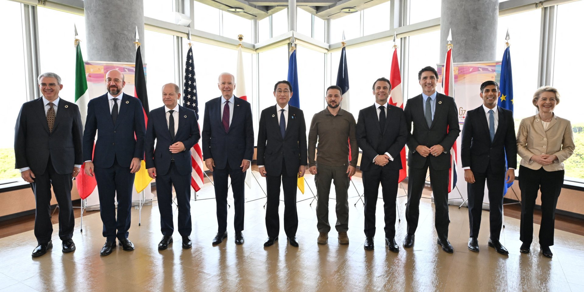 Volodymyr Zelenskyi and the leaders of the G7 countries pose for a joint photo before a working session on Ukraine, Hiroshima, Japan, May 21, 2023 (Photo: Офіс президента України)