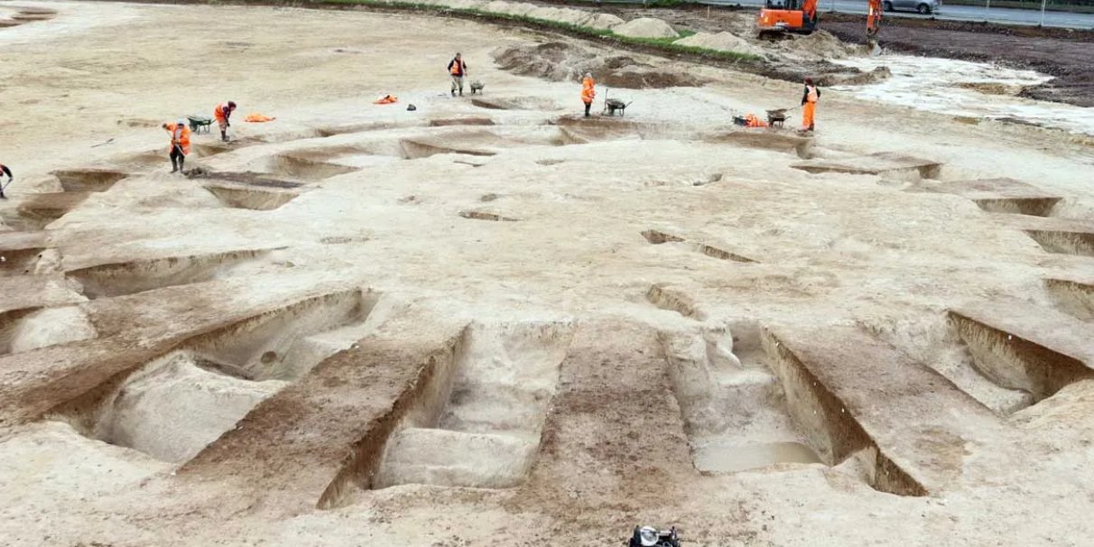 Археологи уже раскопали несколько захоронений (Фото: cotswoldarchaeology)
