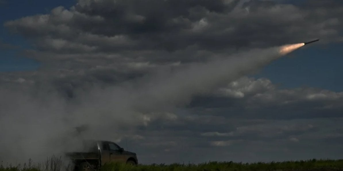 Ukrainian military personnel fire from a rocket launcher (Photo: REUTERS/Stringer)