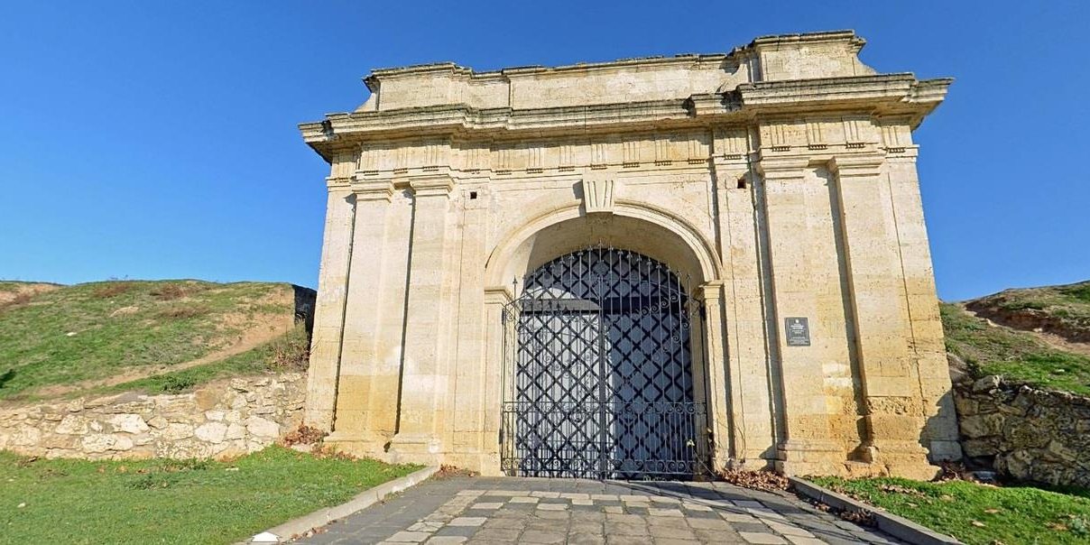 Ochakivska gate is at risk due to the explosion of Kakhovka HPP (Photo: @Херсонщина туристична/Facebook)