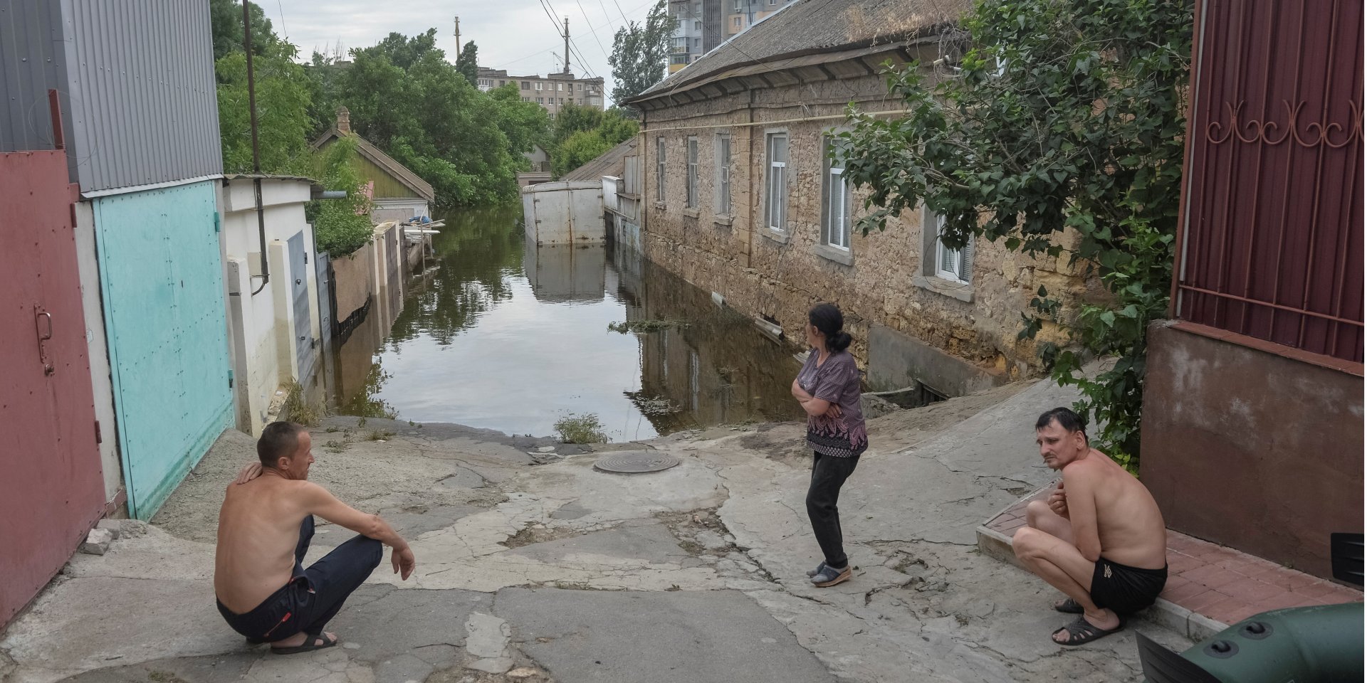 Residents of Kherson near the flooded houses (Photo: REUTERS/Oleksandr Klymenko)
