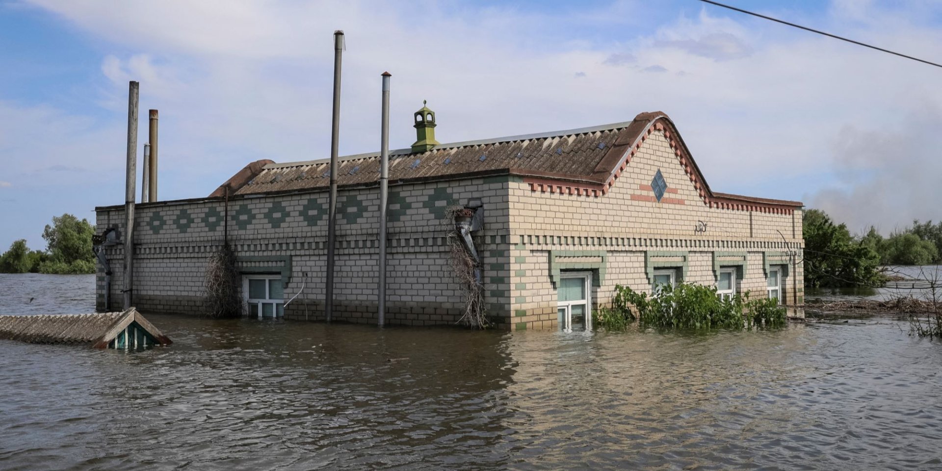 On the third day after the explosion by the occupiers of the Kakhovskaya HPP, the rise of the water level in populated areas up to six meters was recorded (Photo: Ivan Antypenko/Reuters)