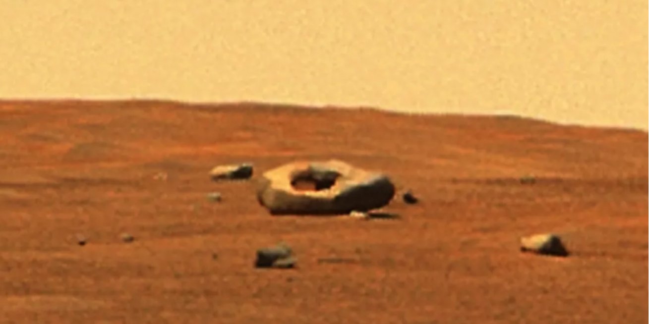 Камень с отверстием внутри, вероятнее всего, мететорит (Фото: NASA/JPL-Caltech/ASU/S Atkinson)