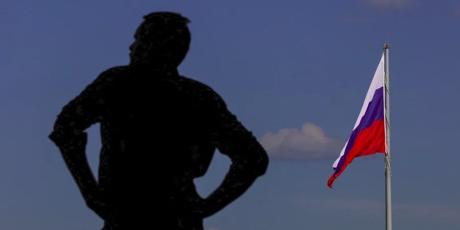 Silhouette of a man against the background of the Russian flag in Moscow (Photo: REUTERS/Maxim Shemetov)
