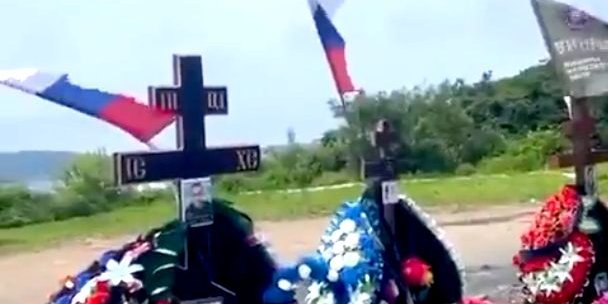 Russians tearing down flags from graves of Wagner mercenaries in Vladivostok (Photo: Скриншот відео postolachka71/Twitter)