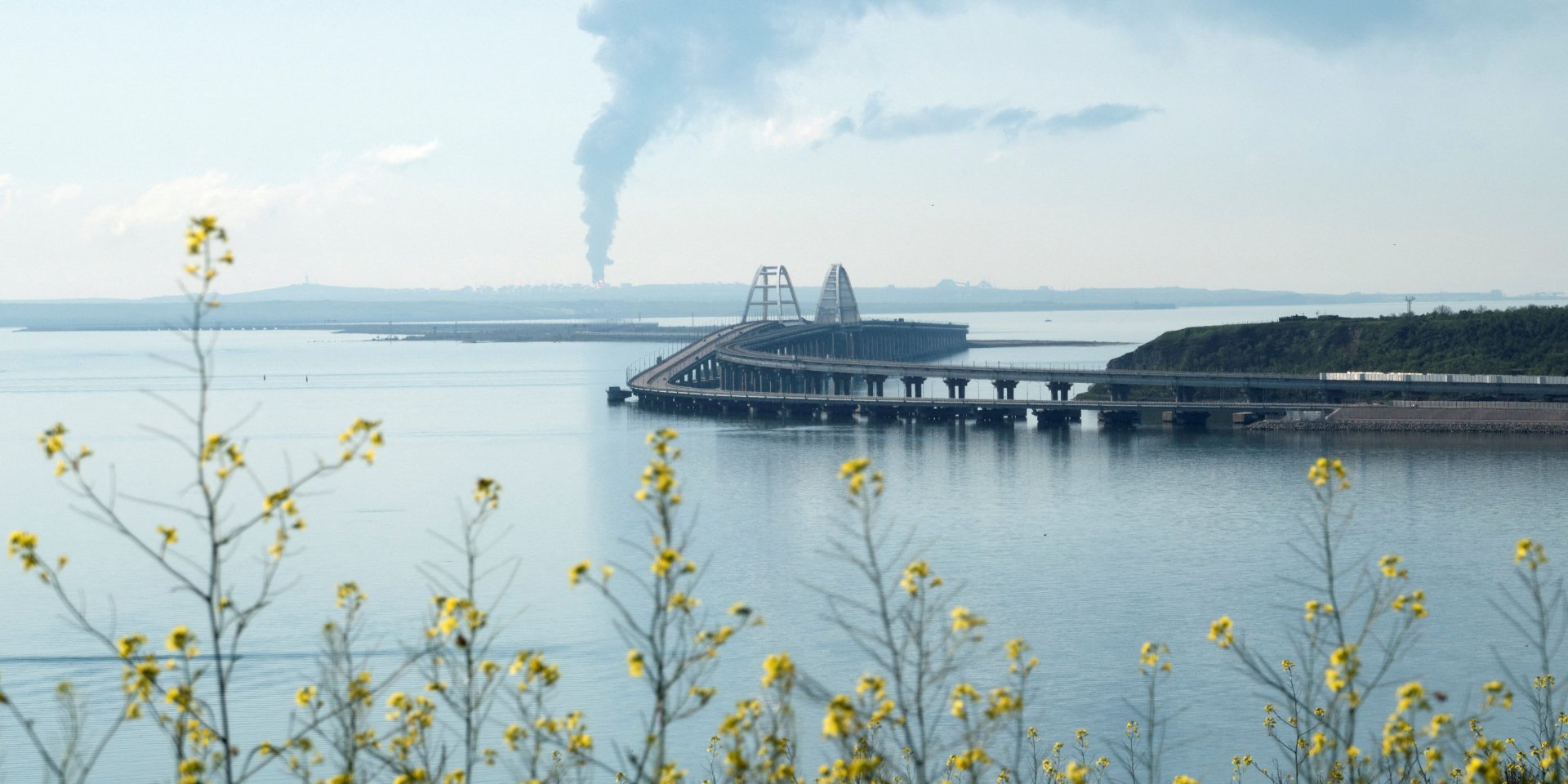 Незаконно збудований Кримський міст і дим над нафтобазою в&nbsp;Краснодарському краї РФ (Фото: REUTERS/Stringer)