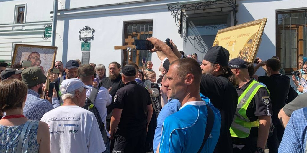 Supporters of the UOC-MP once again obstruct the work of the commission in the Kyiv-Pechersk Lavra (Photo: Суспільне)