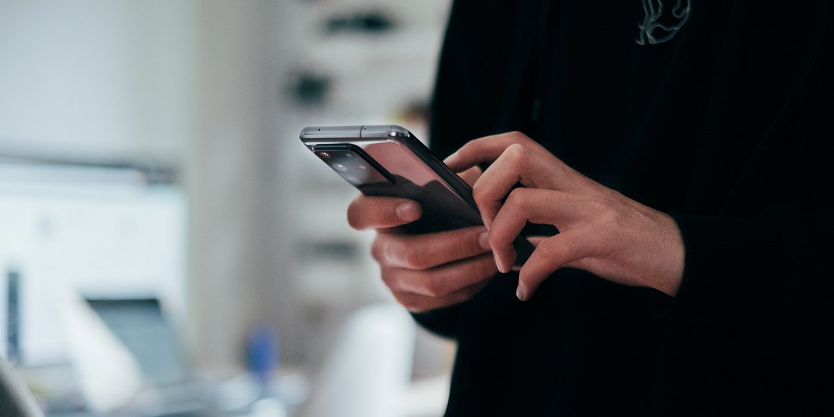 Мобильные операторы продлили льготный роуминг в Европе (Фото: Jonas Leupe \ Unsplash)