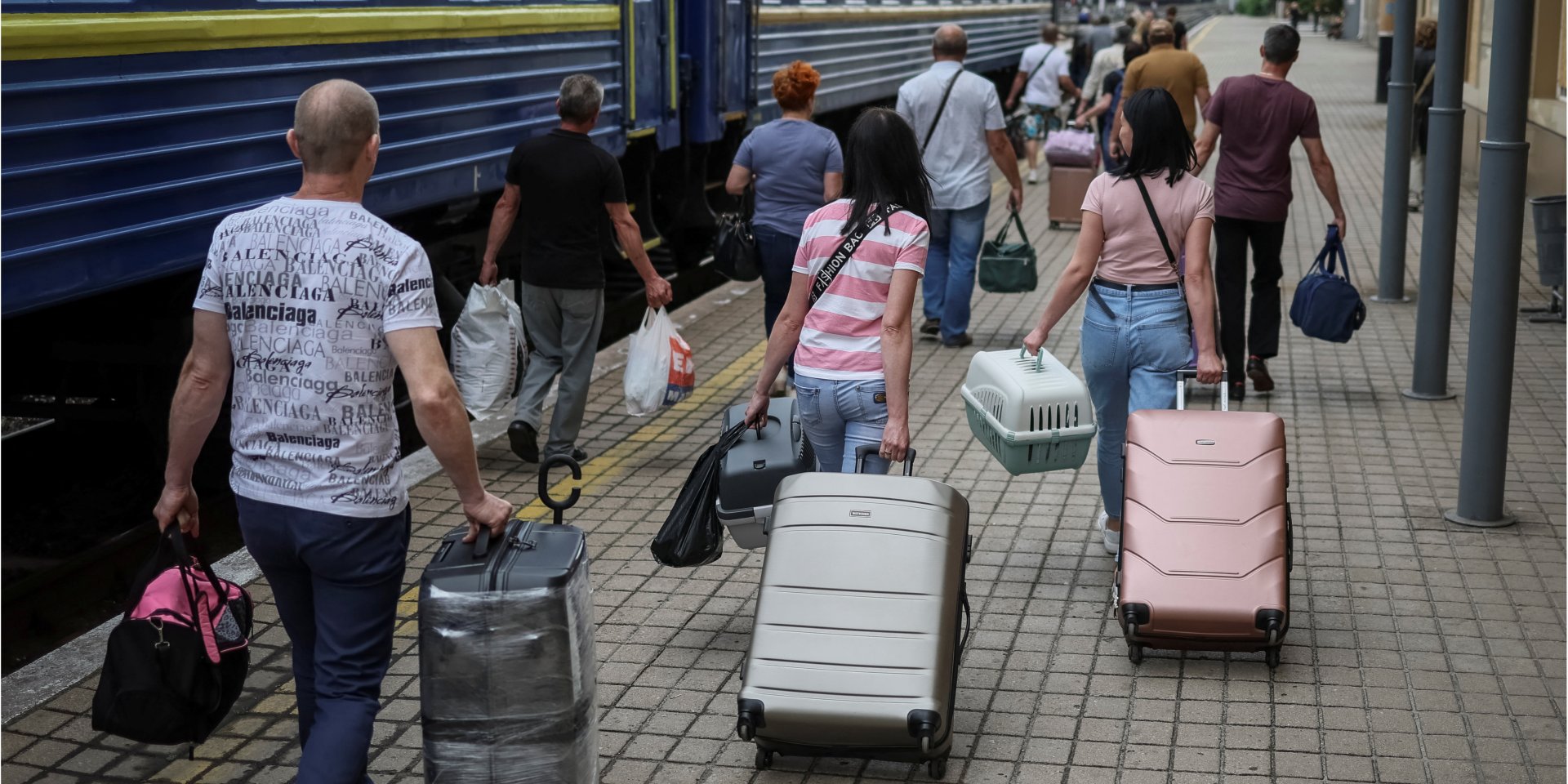 Виплати ВПО продовжили до січня 2024 року (Фото: REUTERS/Gleb Garanich)