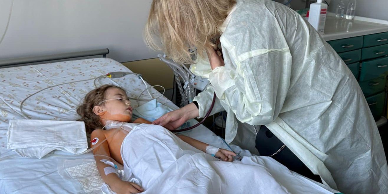 Мама погибшего мальчика слушает сердце сына, которое теперь бьется в груди другого ребенка (Фото: @Violetta Kirtoka/Facebook)