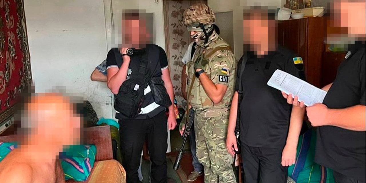The SBU detained a collaborator in the Mykolaiv Oblast who helped the Russians mock local residents (Photo: СБУ/Telegram)