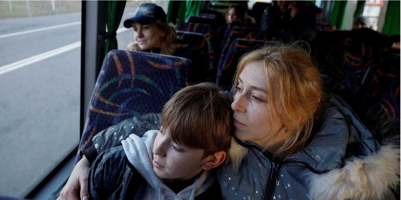 Алла Яцентюк со своим 14-летним сыном Даниилом, которого удалось вернуть из РФ (Фото: Valentyn Ogirenko / REUTERS)