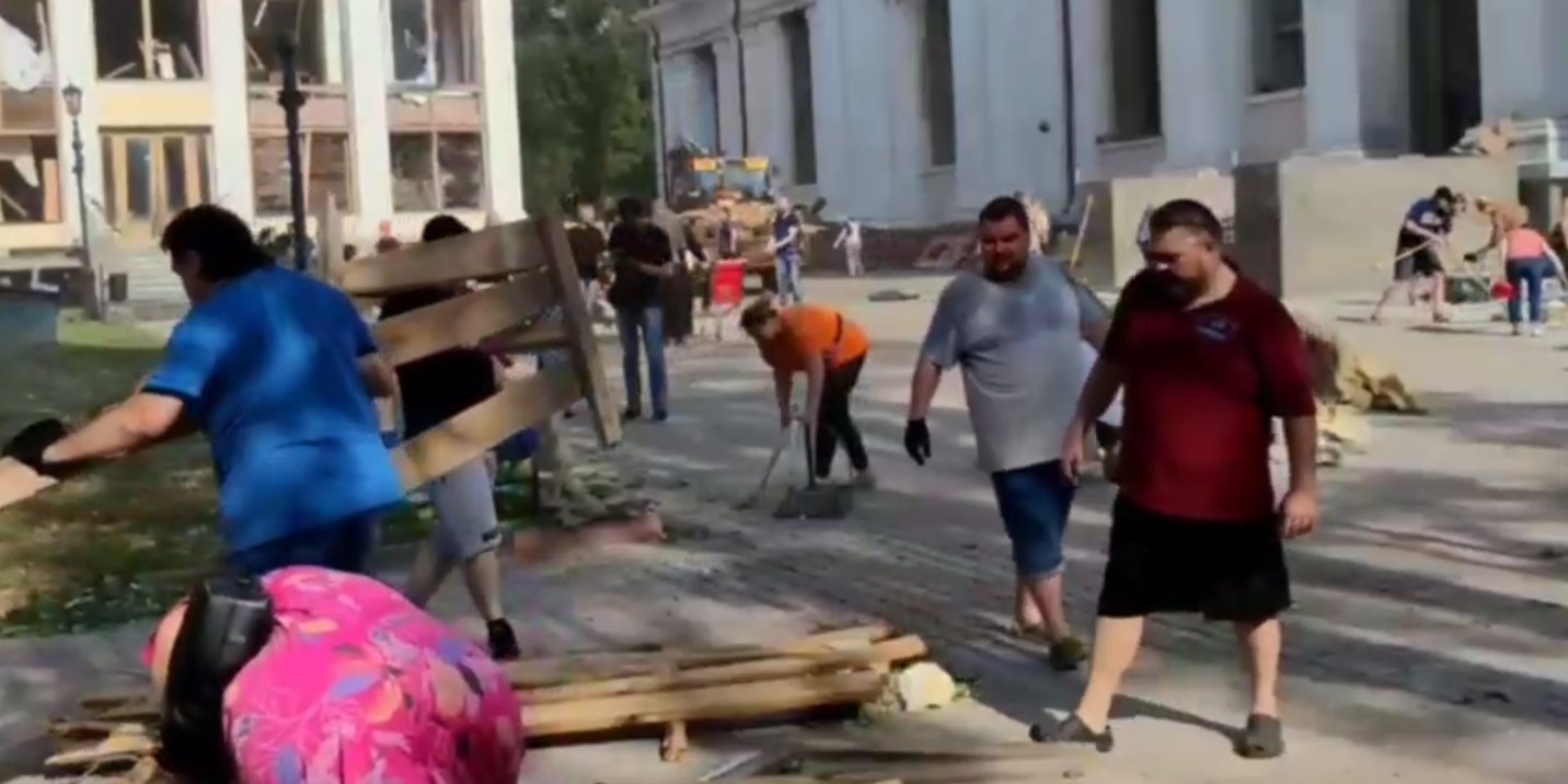 Local residents of Odessa clean up the consequences of the destruction after the night attack (Photo: News Live/Telegram)