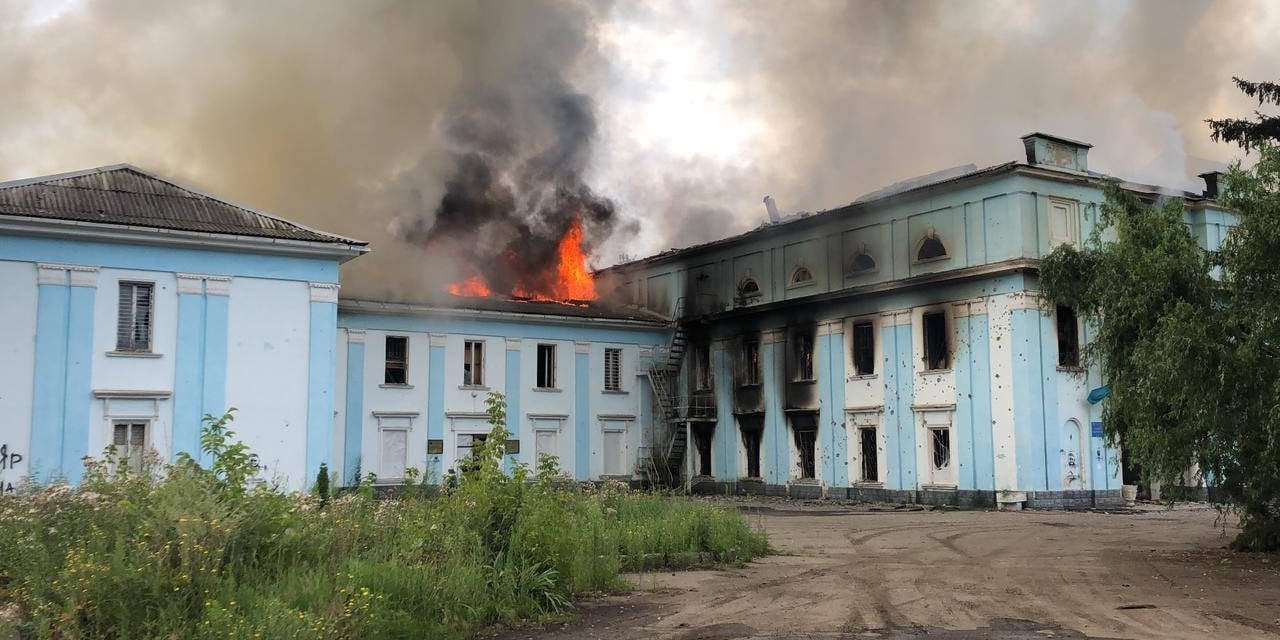 Fire at the cultural center in Chasovyi Yar (Photo: Pavlo Kyrylenko via Telegram)