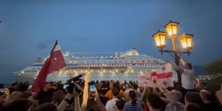 Georgians held a protest near the liner with Russian tourists (Photo: GAMZIRI/Twitter)