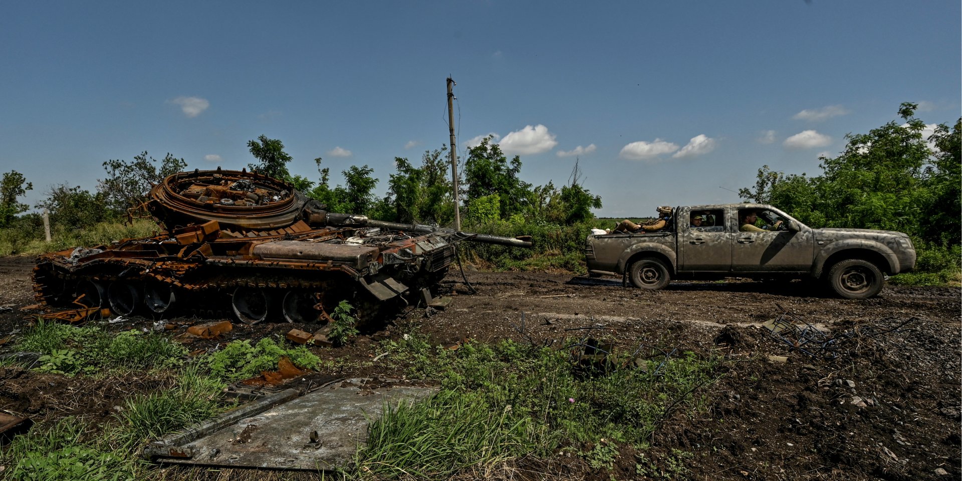 Ukrainian servicemen drive a pickup truck past a destroyed Russian tank in the Zaporizhzhia Oblast (Photo: REUTERS/Stringer)