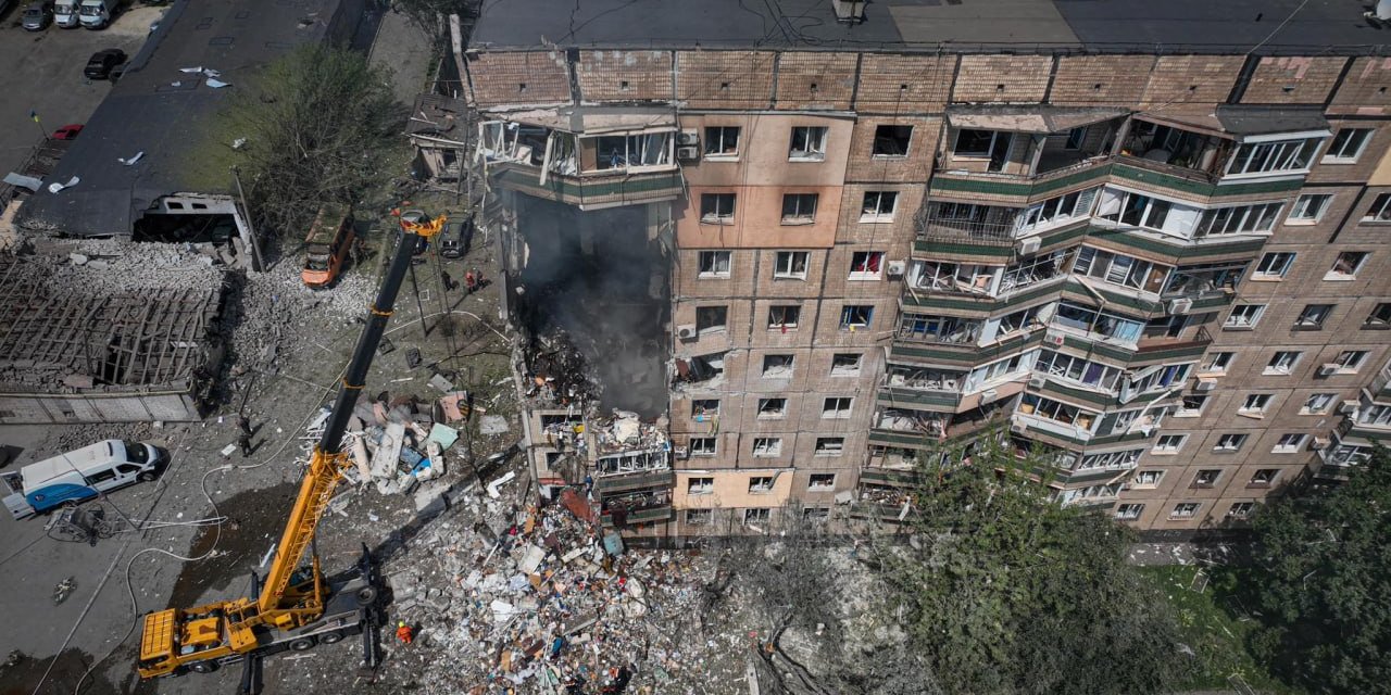 The Russian Federation launched two missile strikes on the civil infrastructure of Kryvyi Rih, six people were killed, including a child (Photo: State Emergency Service)