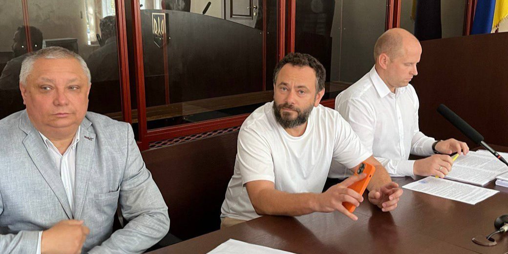 Олександр Дубінський (в&nbsp;центрі) у&nbsp;суді, який обирає йому запобіжний захід, 10 серпня 2023 року (Фото: Суспільне / Ліля Гончарук)