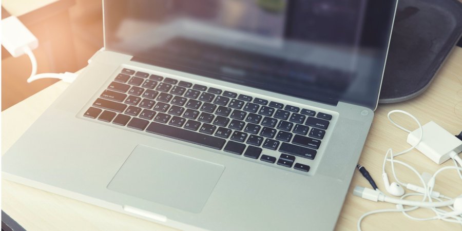 Один из самых простых способов заряжать ноутбук используйте портативный аккумулятор (Фото:psisaa/depositphotos)