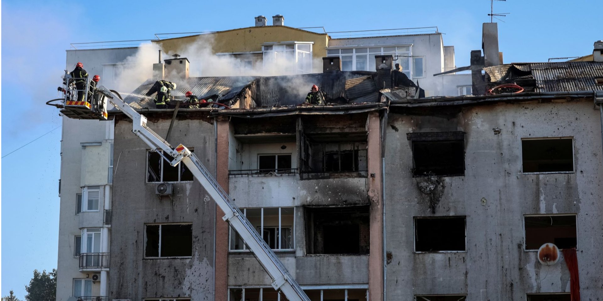 Rescuers extinguish a fire on the roof of a residential building damaged as a result of a Russian missile attack (Photo: Roman Baluk/Reuters)