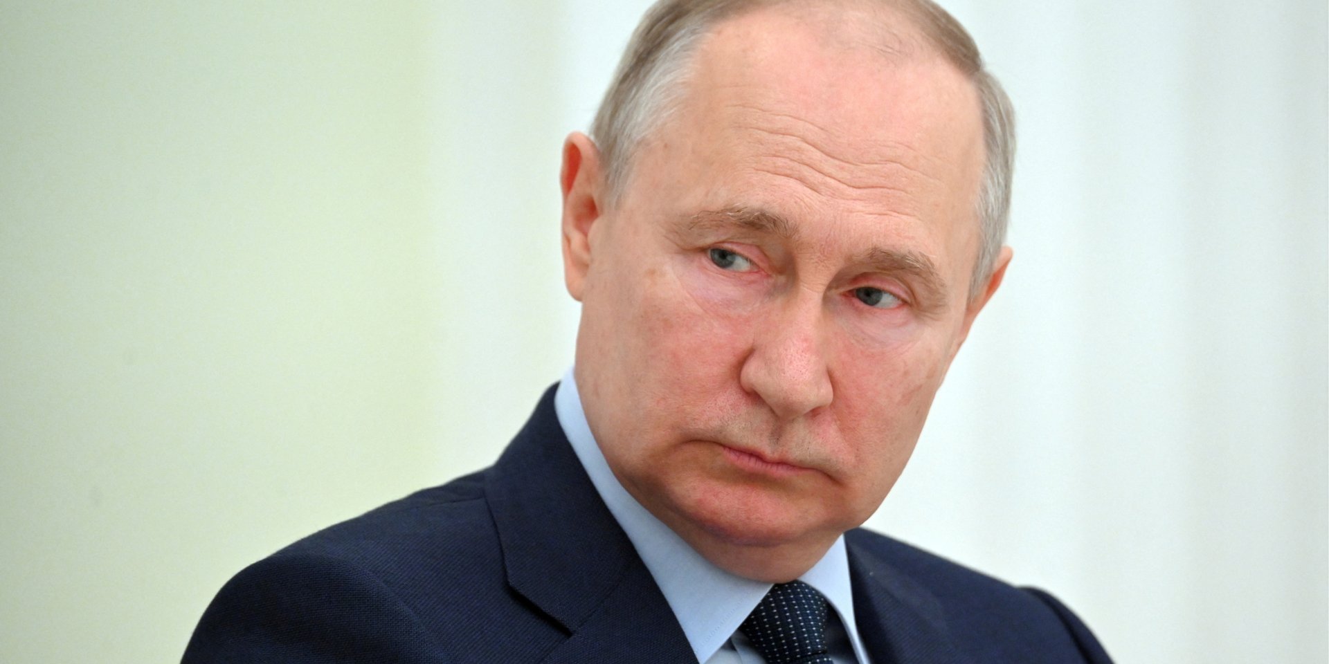 Putin will force Russian oligarchs to sell foreign currency to save the ruble (Photo: Sputnik/Alexander Kazakov/Kremlin via REUTERS)