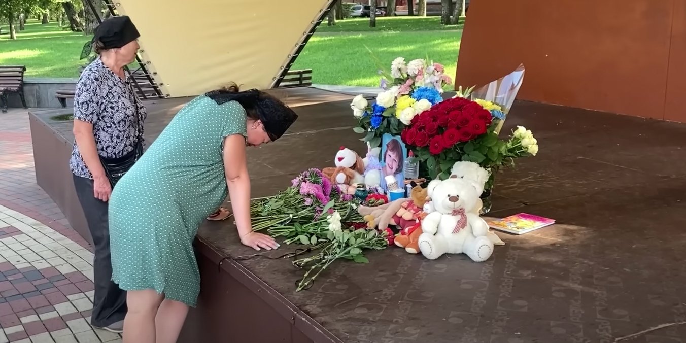 Дівчинка з мамою вранці тільки приїхали до Чернігова (Фото: Скриншот відео YouTube Суспільне)
