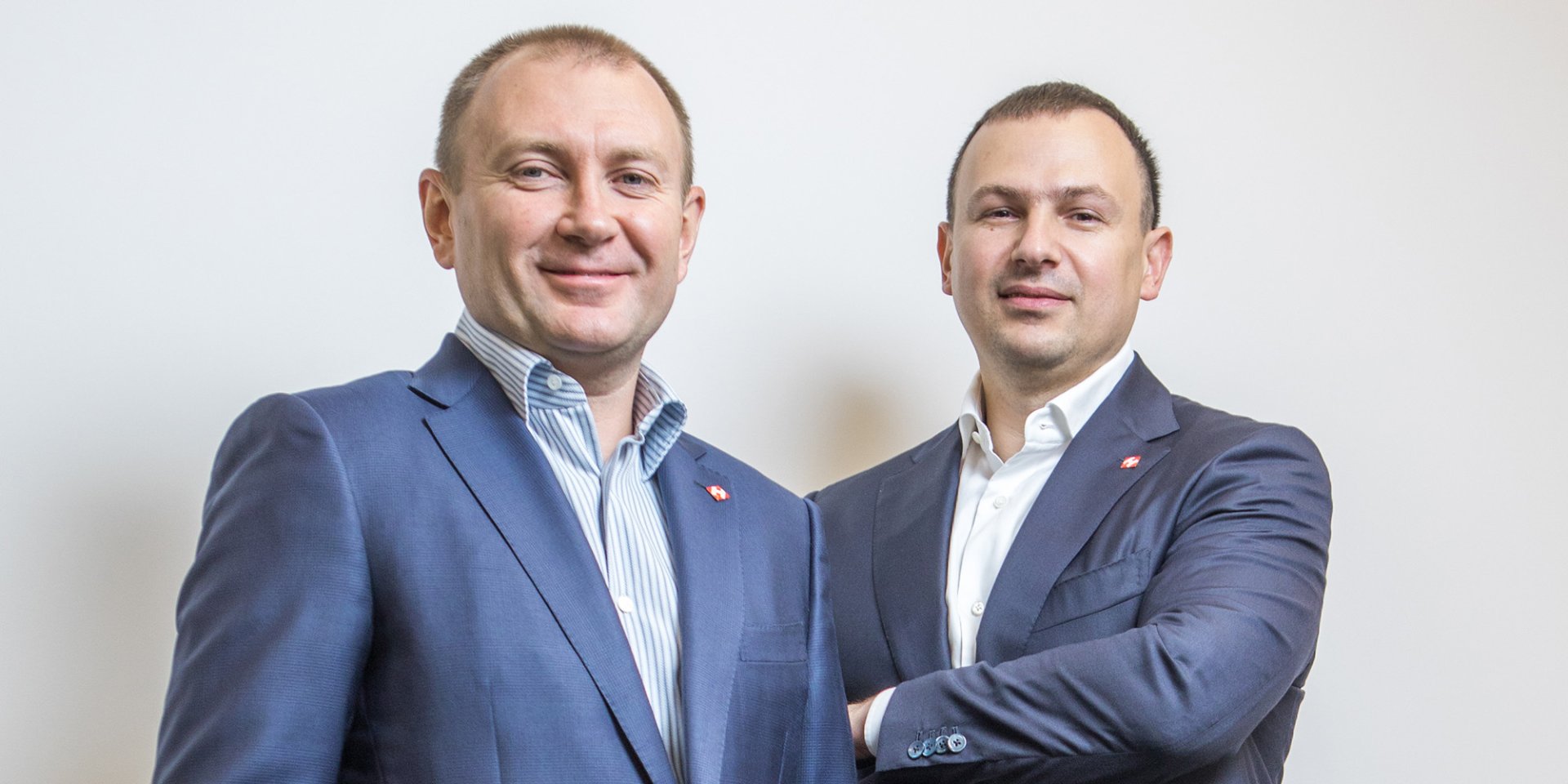 Співвласники компанії Нова пошта Вячеслав Климов (ліворуч) та Володимир Поперешнюк стали одними із героїв проєкту NV Люди, що наближають перемогу (Фото: Олександр Медведєв / NV)