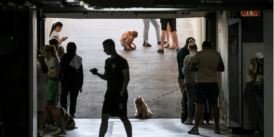 People take shelter in a parking lot in Kyiv during a Russian missile attack, August 11, 2023. (Photo: REUTERS/Gleb Garanich)
