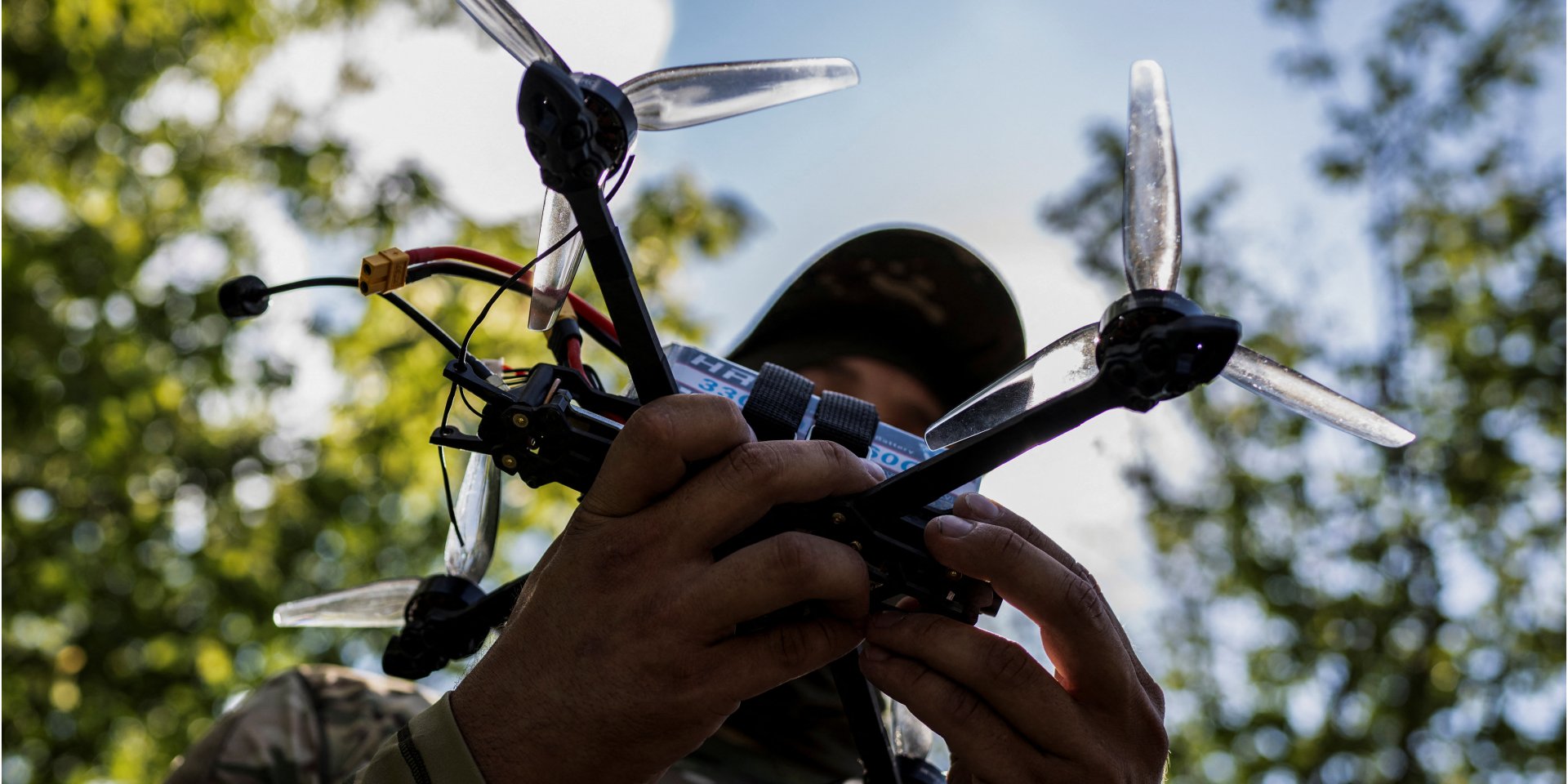 Украинский военный с FPV-дроном во время учений в Запорожской области, 17 августа 2023 года (Фото: REUTERS/Viacheslav Ratynskyi)
