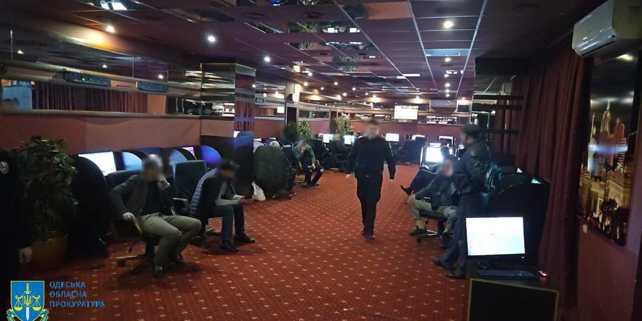 Правоохоронці провели понад 20 обшуків у підпільних гральних закладах (Фото: od.gp.gov.ua)