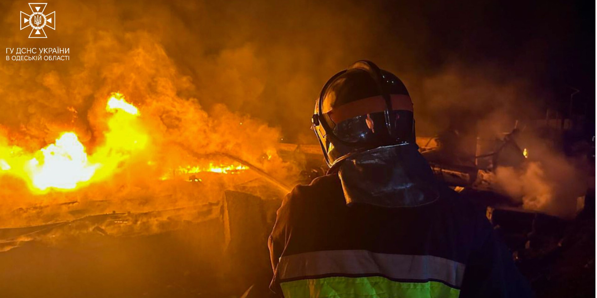 Рятувальник гасить пожежу в&nbsp;Одеській області (Фото: ДСНС в&nbsp;Одеській області)