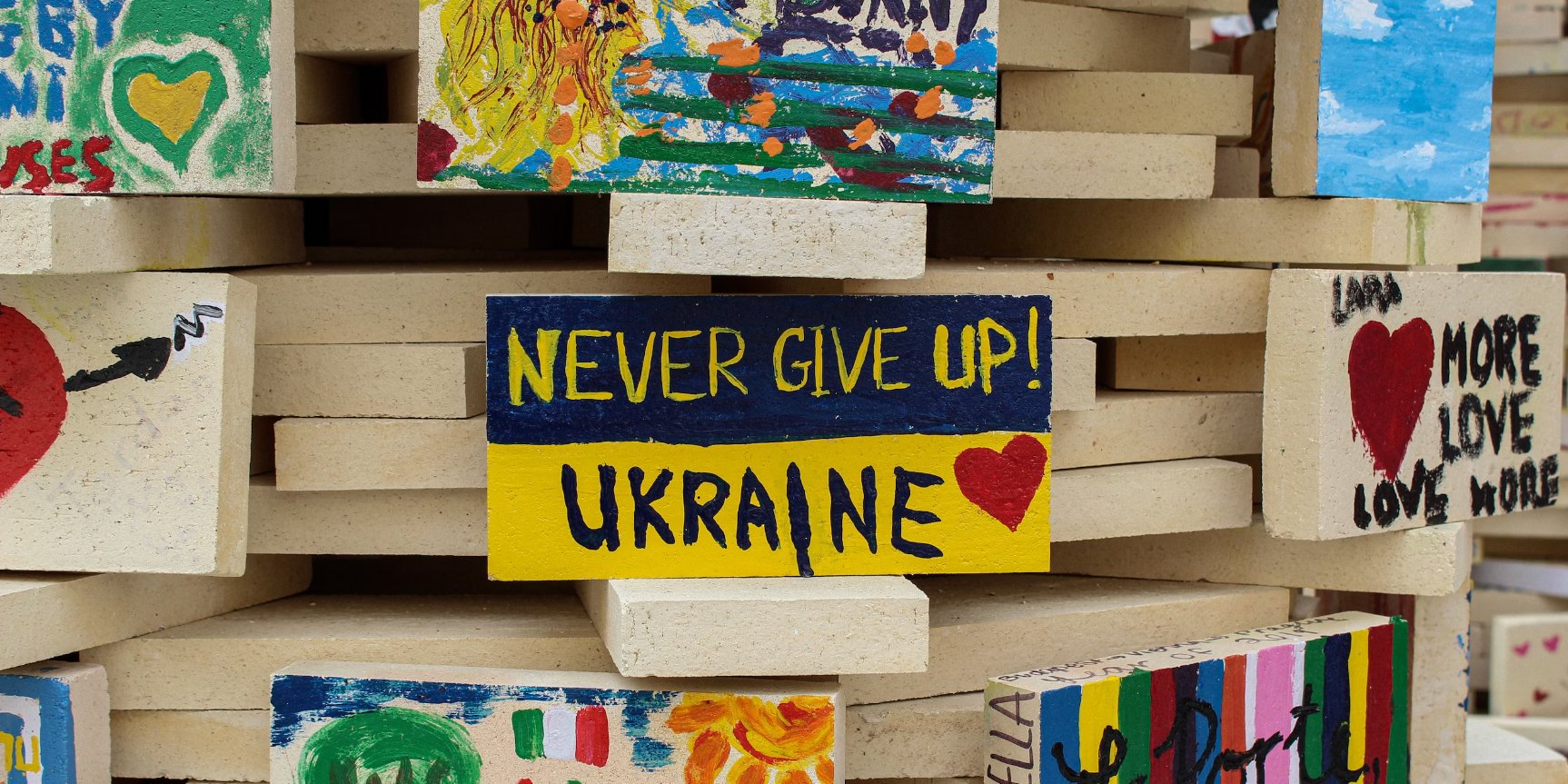 Девочка из Британии учит украинский язык (Фото: Unsplash/Yurii Khomitskyi)