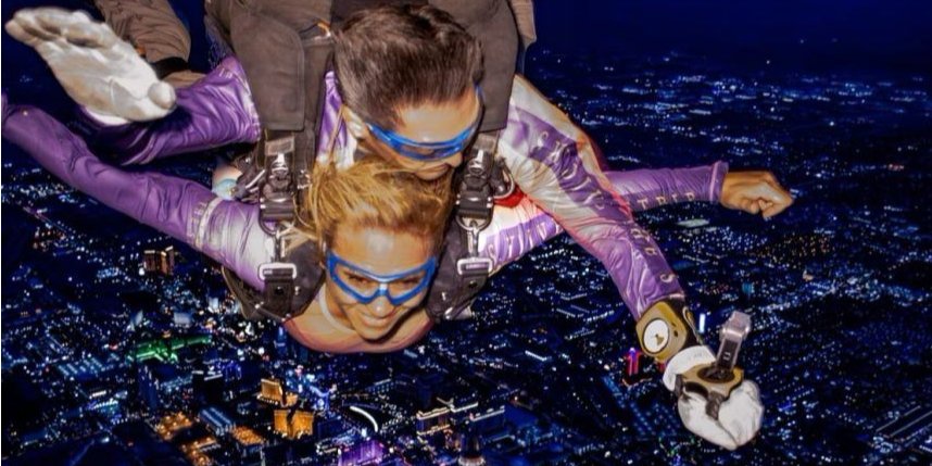 Тандемные прыжки с парашютом обычно опасны ночью (Фото: Skydive the Strip: After Sunse)