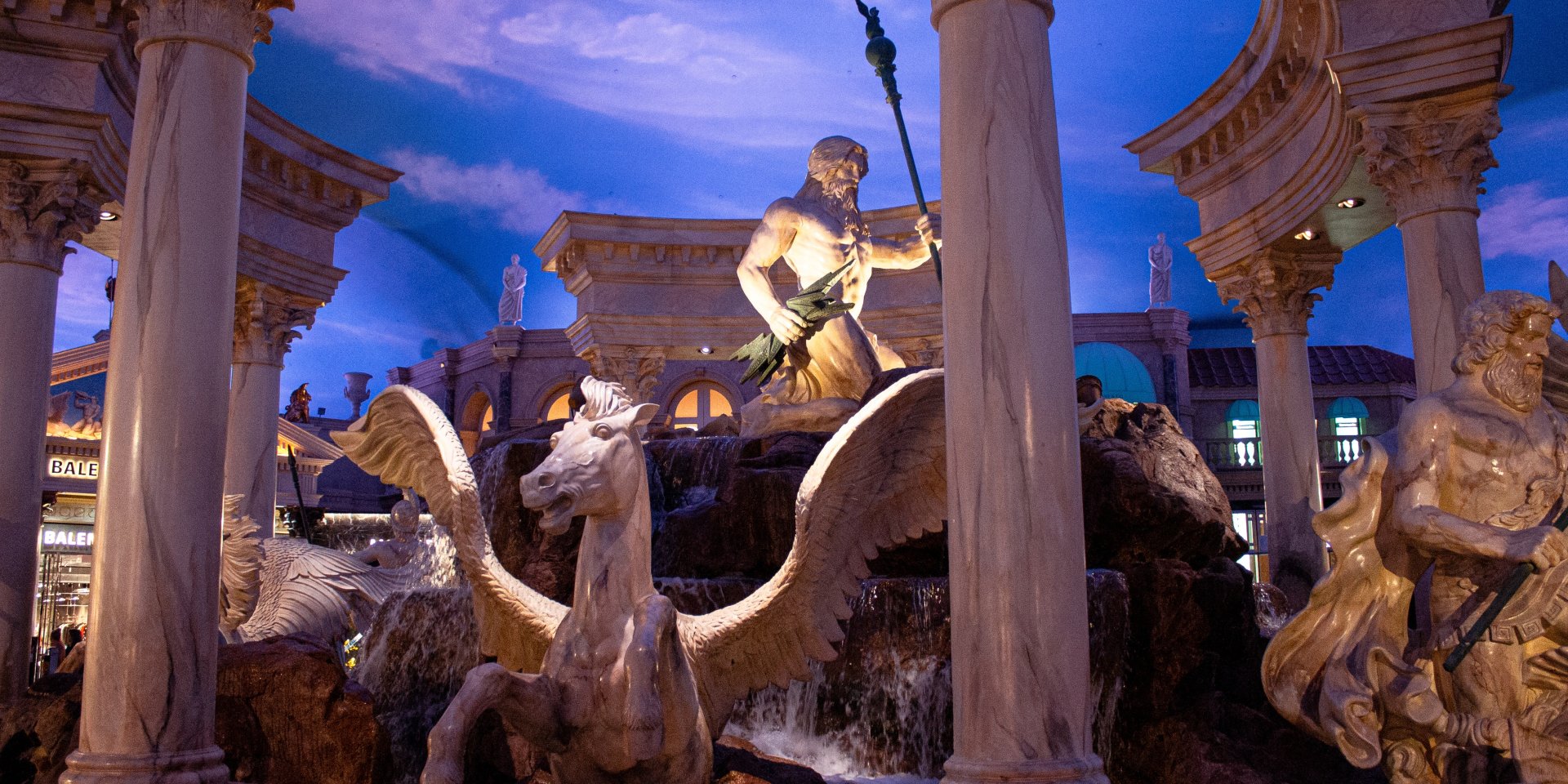 Мужчина играл в игровые автоматы в отеле-казино Caesars Palace (Фото: Michael M/Unsplash)