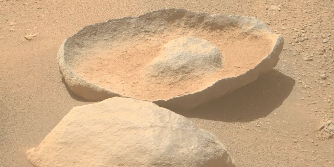 Необычный камень в форме авокадо (Фото: NASA/JPL-Caltech/ASU)