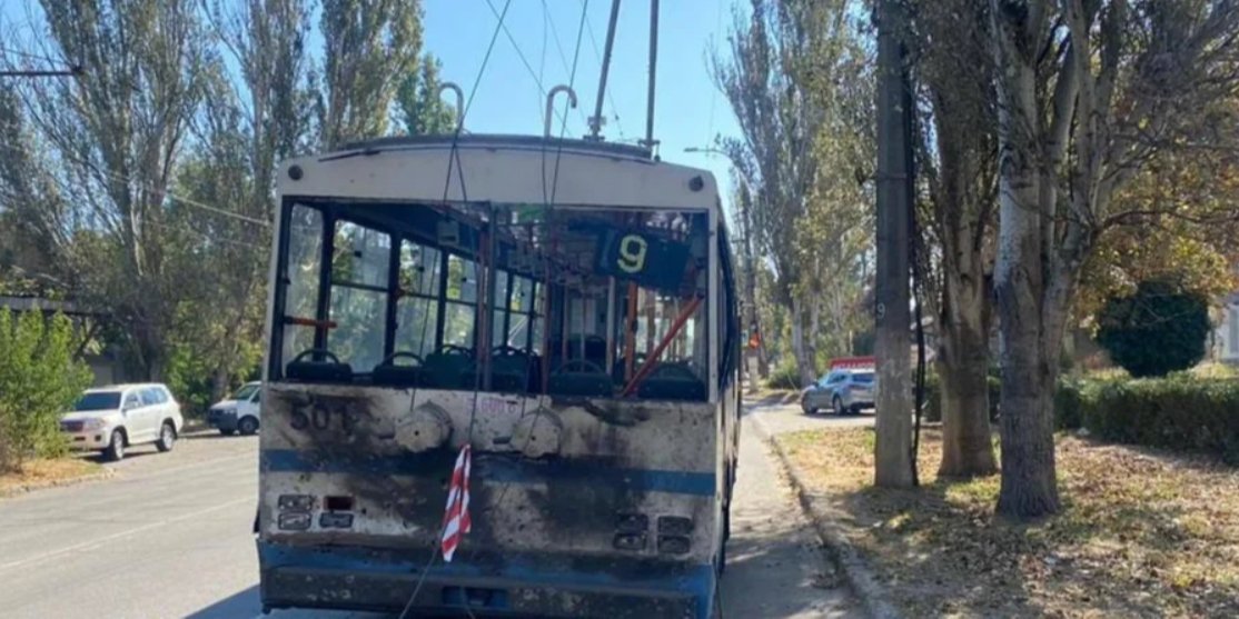 Russia shells a trolleybus in Kherson on September 19 (Photo: Ministry of Internal Affairs)