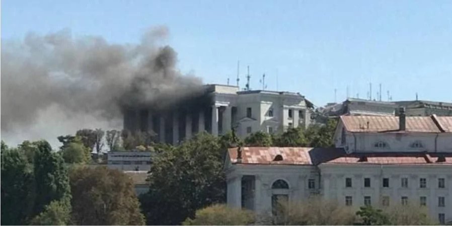 Smoke over the headquarters of the Russian Black Sea Fleet in Sevastopol (Photo: Andriy Tsapliyenko/ Telegram)