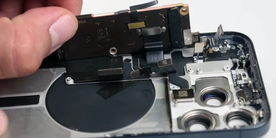 iPhone 15 Pro Max получил низкую оценку ремонтопригодности (Фото: iFixit)