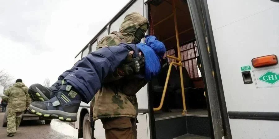 Дети (Фото: Alexander Ermochenko/Reuters)
