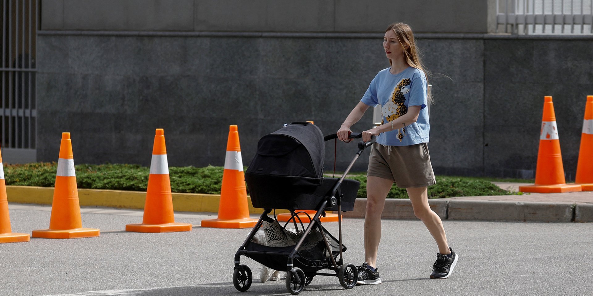 Не всі українці чекають на кінець війни, щоб народжувати дітей. (Фото: REUTERS/Valentyn Ogirenko)