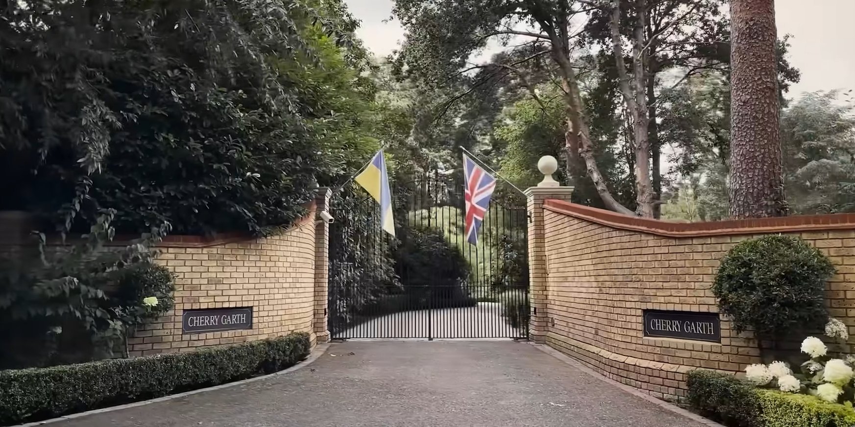 Ukrainian and British flags at the entrance to the estate, which is located in the suburbs of London (Photo: Screenshot of the UP video)