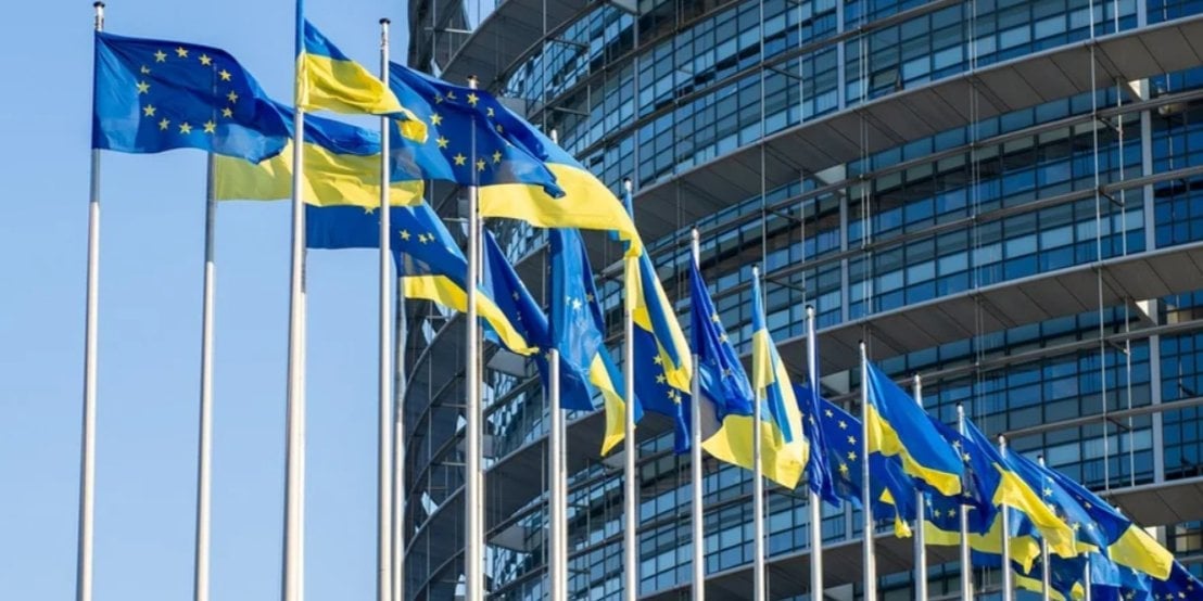 Flags of the European Union and Ukraine (Photo: Dušan Cvetanović / Pixabay)