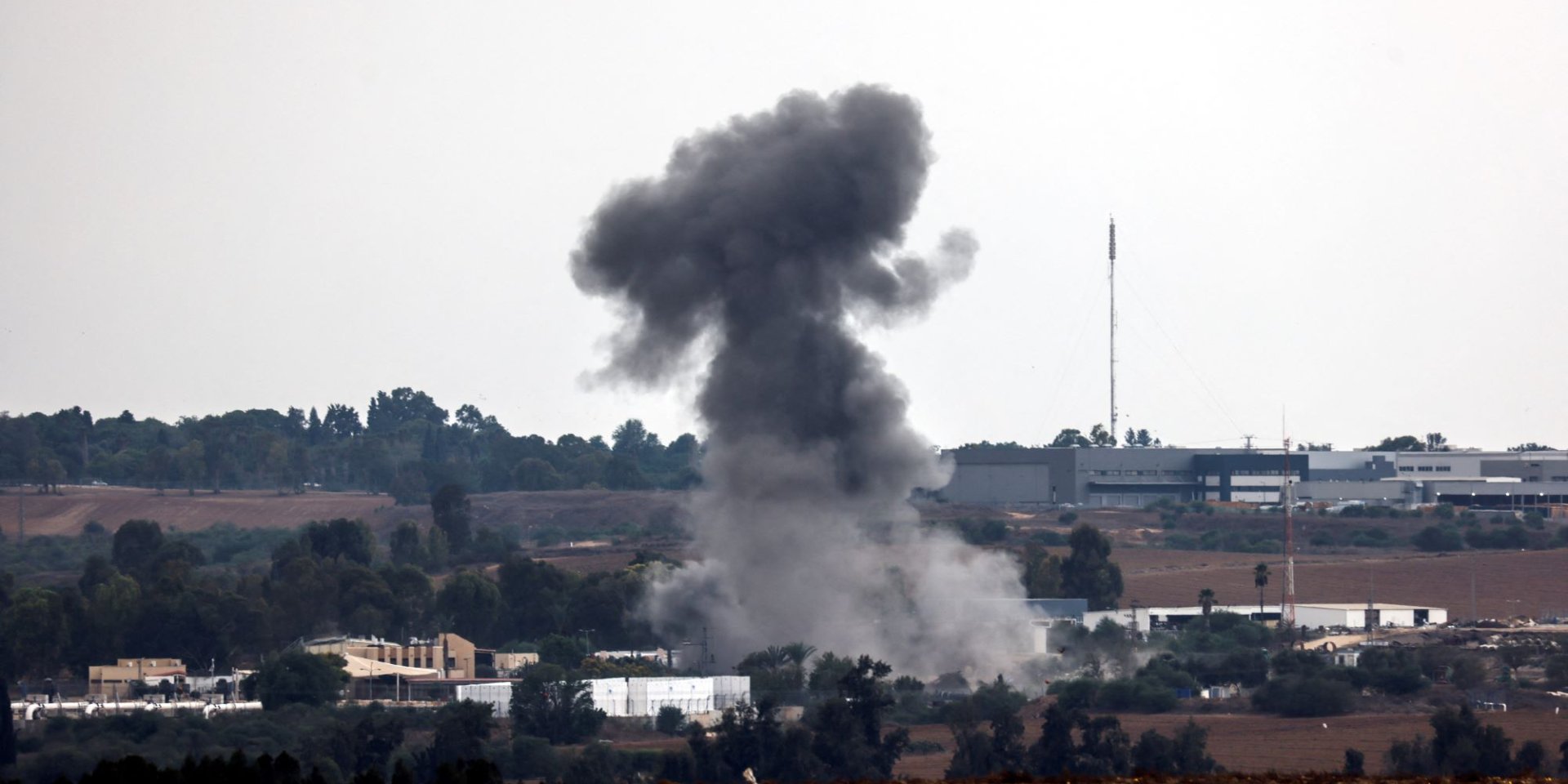 Hamas fire thousands of rockets at Israel (Photo: Amir Cohen/Reuters)