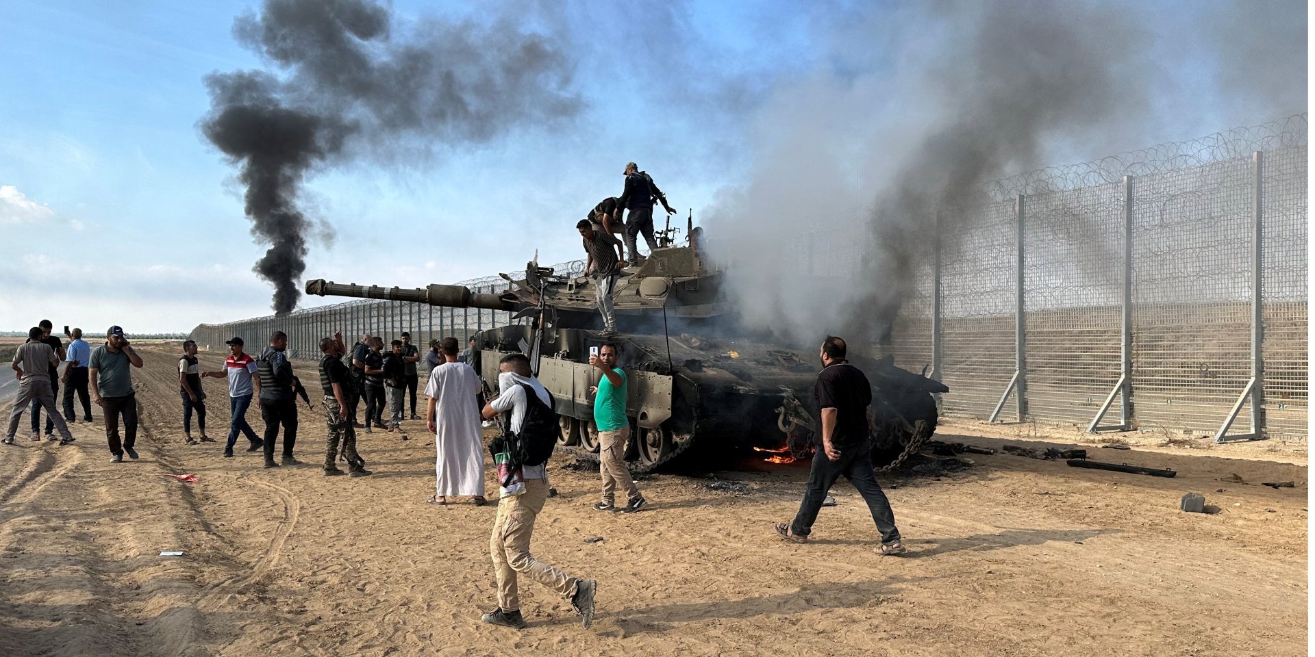 Подбитый израильский танк на границе Израиля с сектором Газа (Фото: REUTERS/Mohammed Fayq Abu Mostafa)