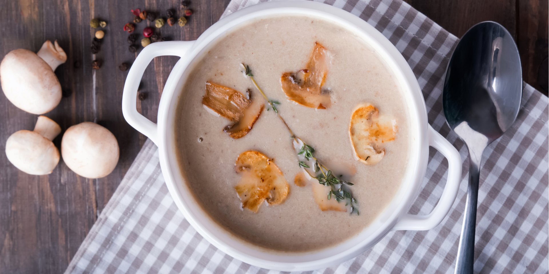 Невероятно вкусный и сытный крем-суп с шампиньонами (Фото: chiociolla / depositphotos)