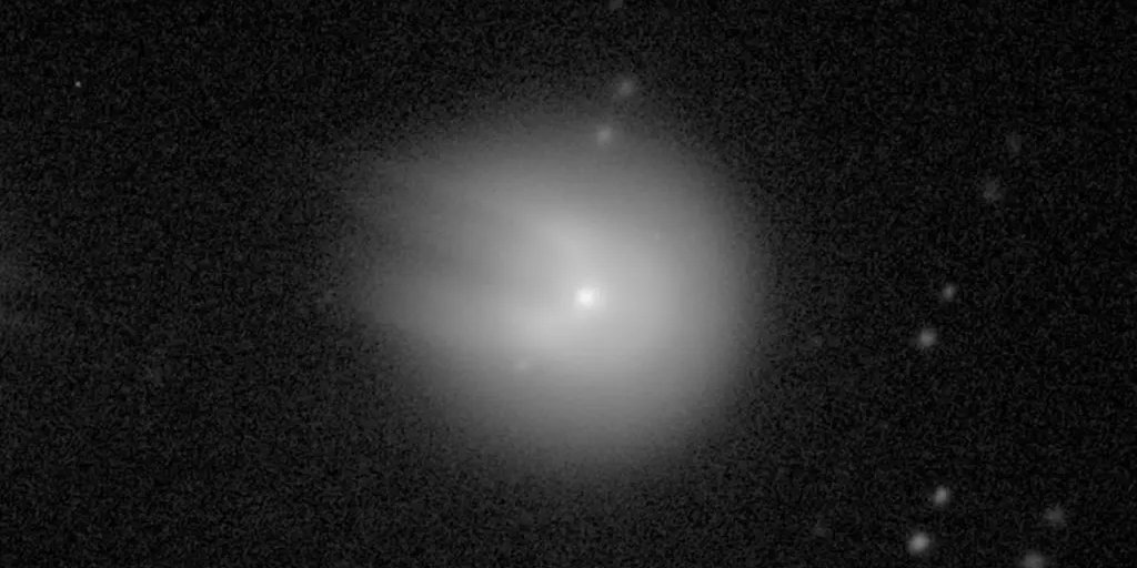 Обычно после взрыва вокруг кометы появляется облако изо льда и газа (Фото: Comet Chasers/Richard Miles)