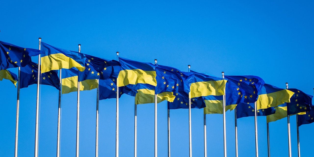 Flags of Ukraine and the European Union (Photo: Dušan Cvetanović / Pixabay)